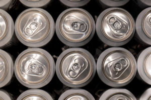 Lattine di alluminio viste dall'alto; concept: bibite, bevande zuccherate, bevande alcoliche, energy drink, bisfenolo A