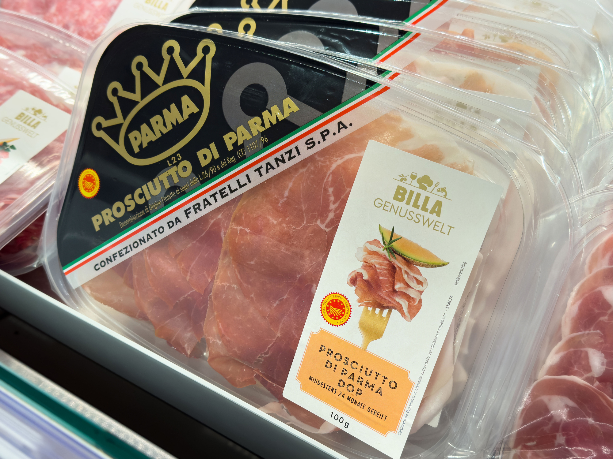 Vaschette di Prosciutto di Parma DOP a marchio Billa nel banco frigo di un supermercato austriaco