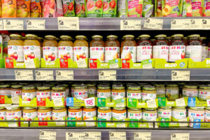 Baby food HiPP assortito sugli scaffali di un supermercato o negozio specializzato