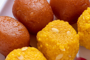 Dolci indiani tipici del Punjab, laddu e jamun