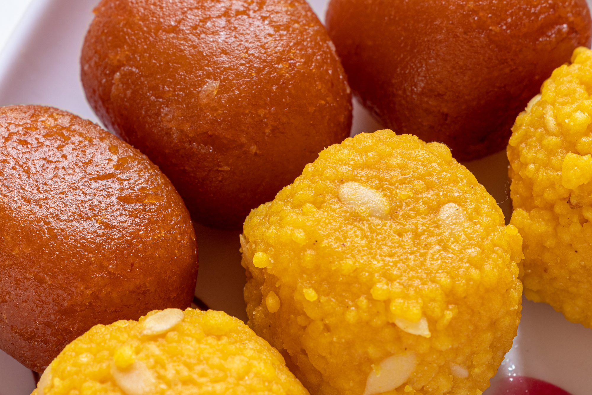Dolci indiani tipici del Punjab, laddu e jamun