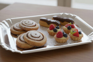 Vassoio per dolci argentato con pasticcini