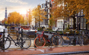 Biciclette parcheggiate su un canale di Amsterdam