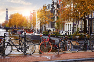 Biciclette parcheggiate su un canale di Amsterdam