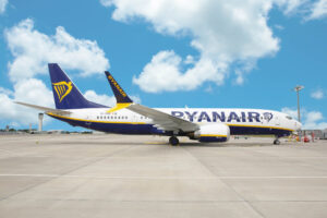 Aereo Ryanair parcheggiato su una pista in aeroporto