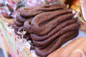 Salami di fegato sul bancone di un mercato o di una sagra; concept: epatite E