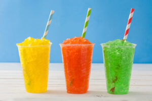 Tre bicchieri di granite colorate tipo slushie; concept: glicerolo, additivi, coloranti