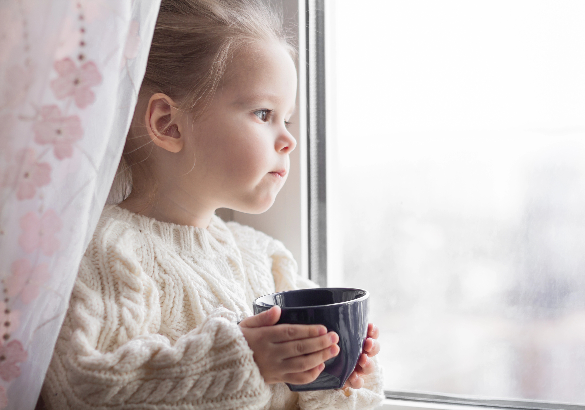 bambina bambini tè the tisane influenza raffreddore idratazione inverno sistema immunitario Depositphotos_162986186_L
