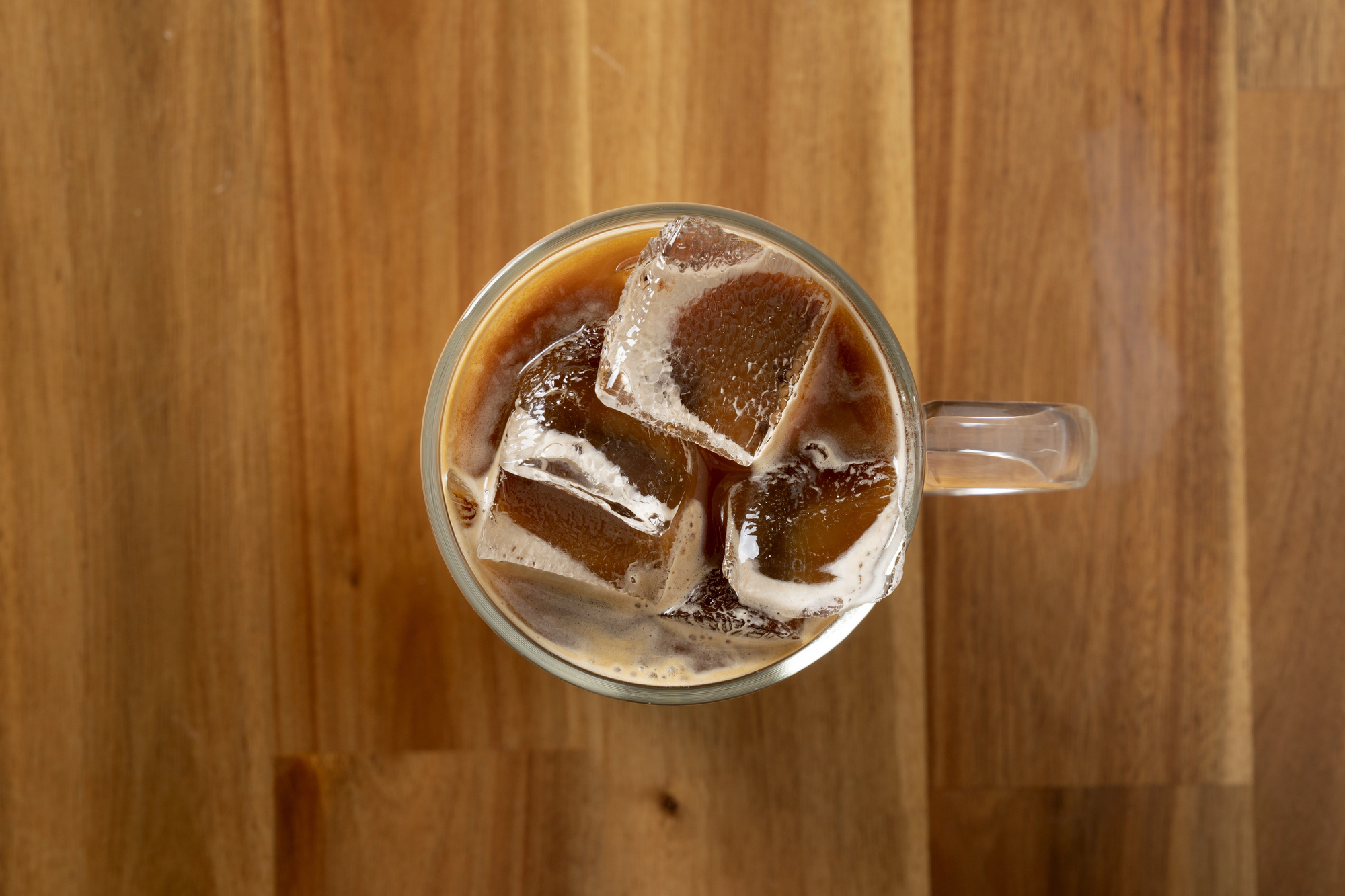 caffe con ghiaccio cafe con hielo freddo ghiacciato estate caffeina Depositphotos_704263242_L ondate di calore