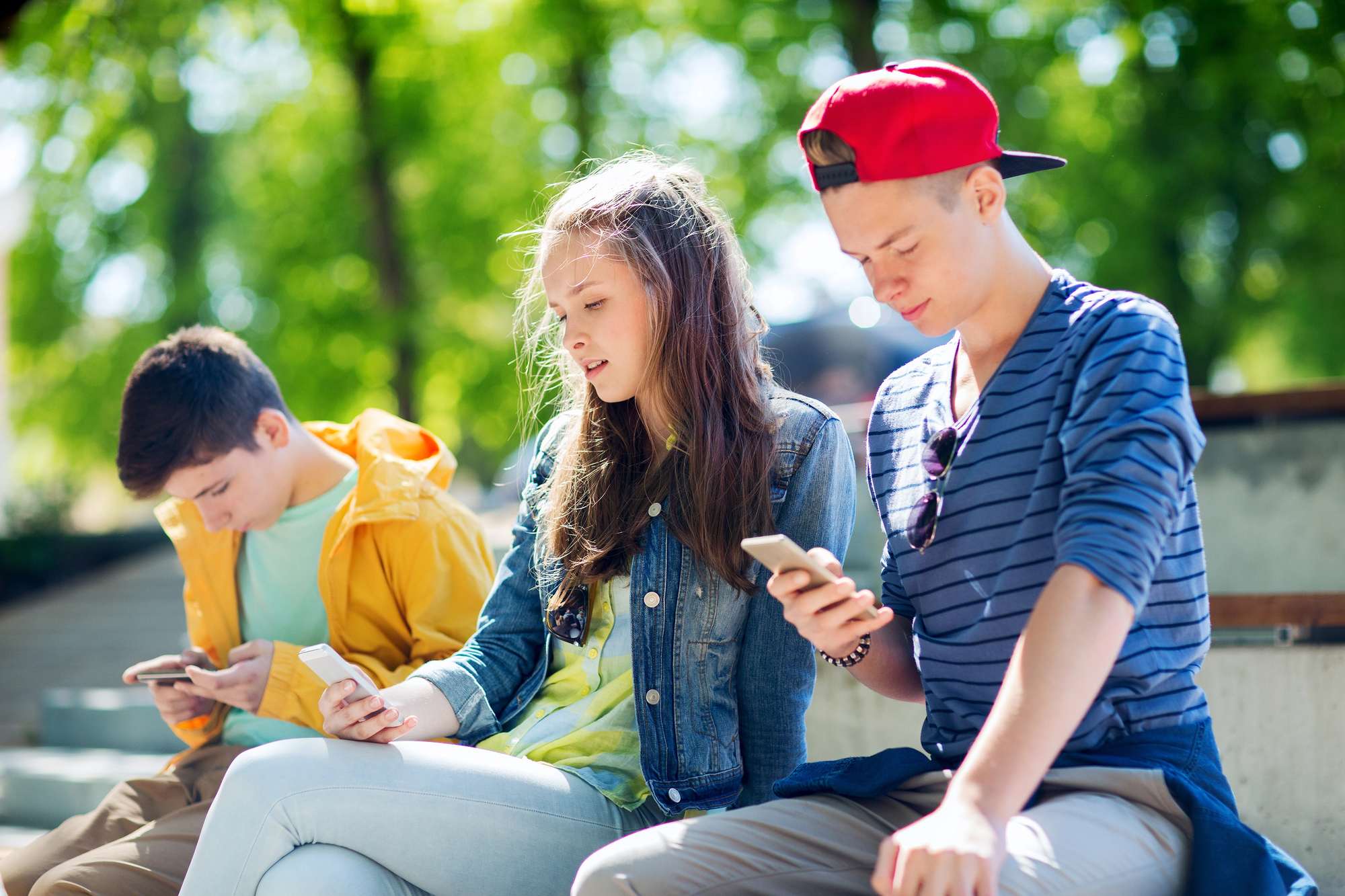 adolescenti ragazzi dieta youtube social internet disturbi del comportamento alimentare anoressia smartphone Depositphotos_127671590_L