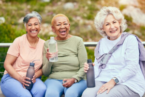 Donne anziane, fitness o ritratto di amiche impegnate in un’attività all’aperto insieme per mantenersi in salute o fare esercizio fisico durante la pensione. Solidarietà, diversità o anziani felici che bevono acqua per rilassarsi durante una pausa dall’allenamento. idratazione acqua caldo