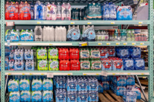 Scaffali pieni di bottiglie di acqua minerale in un supermercati italiano