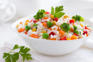 Insalata di riso in una ciotola bianca