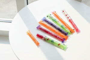 Caramelle tipo jelly straws su un tavolino al sole