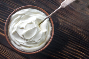 Ciotola di yogurt greco bianco con cucchiaio