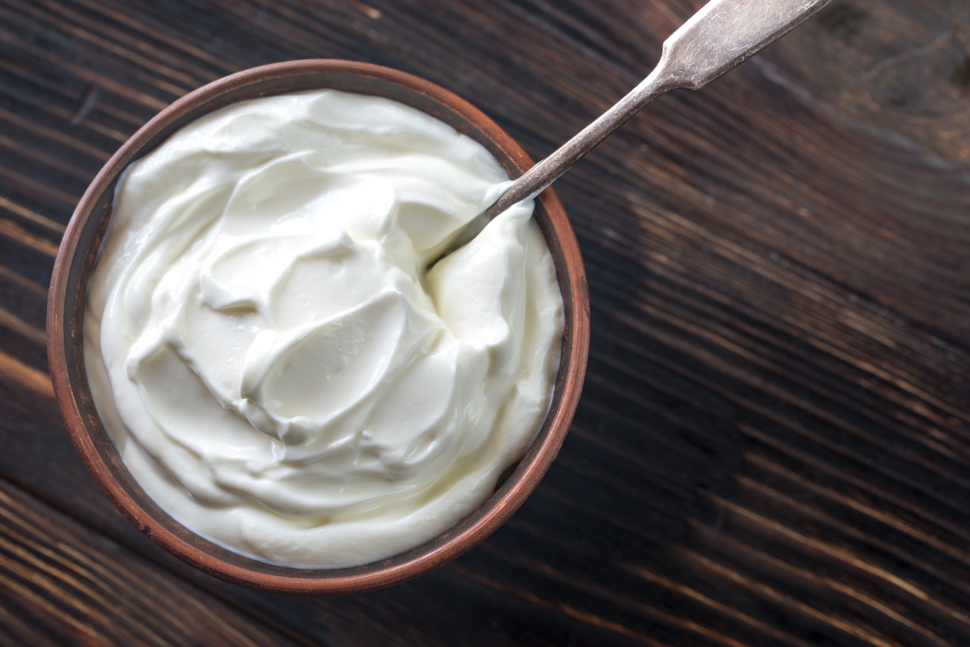 Ciotola di yogurt greco bianco con cucchiaio