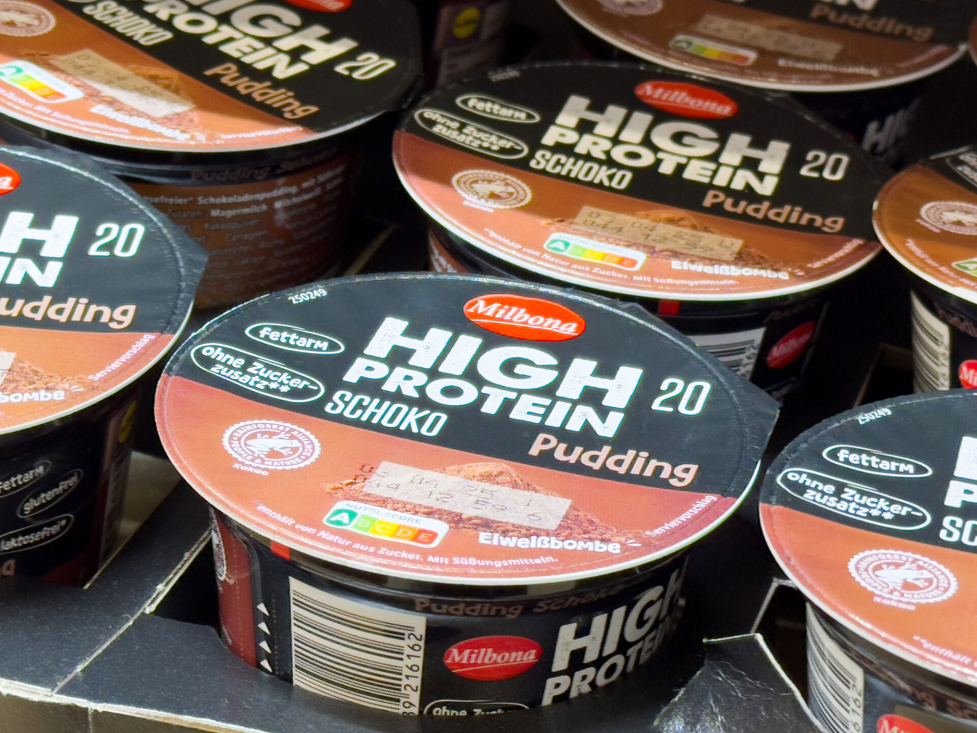 Budino proteico Lidl con Nutri-Score in un banco frigo
