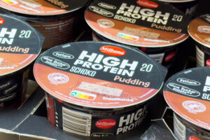 Budino proteico Lidl con Nutri-Score in un banco frigo