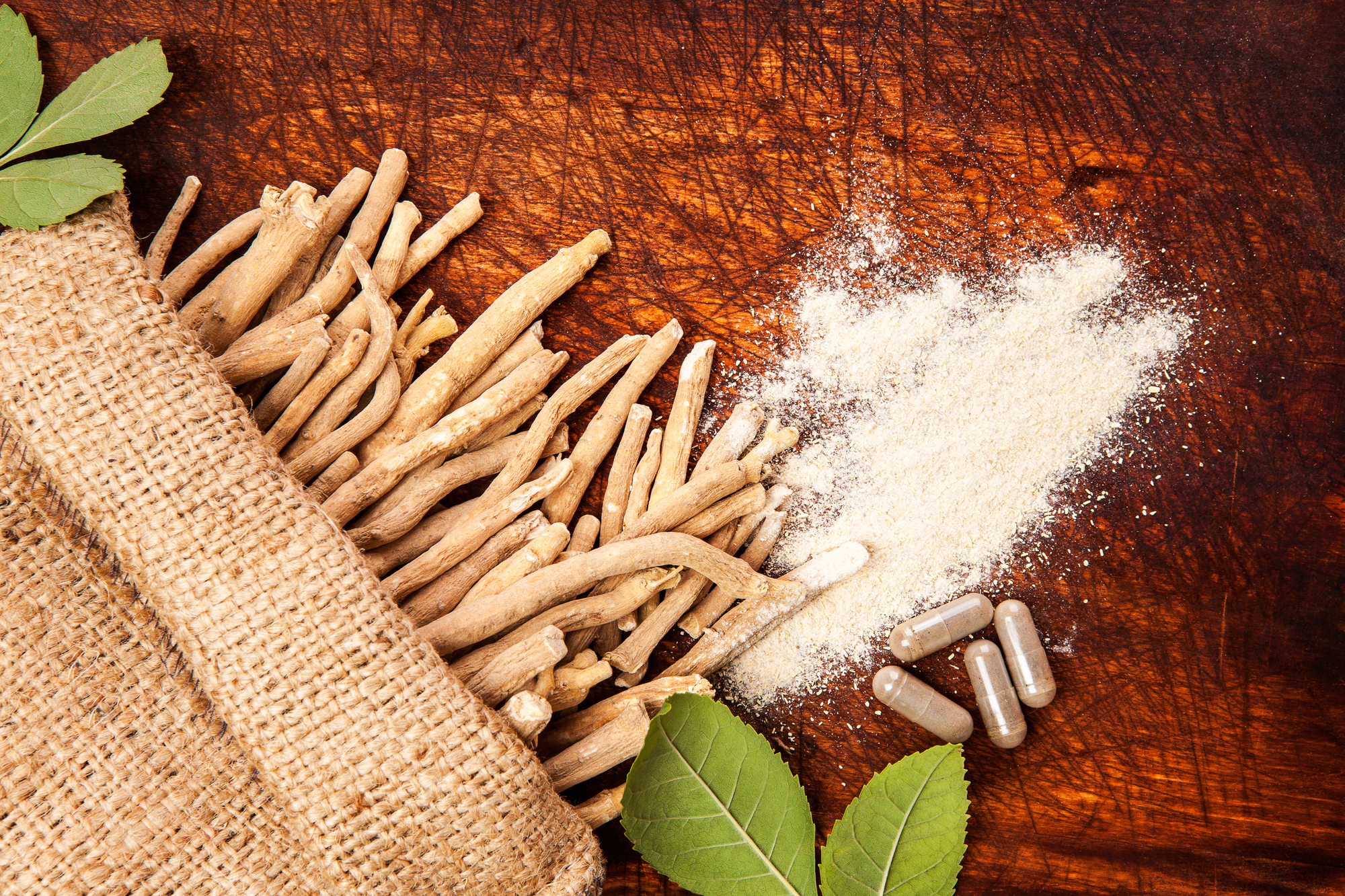 Radici, polvere e capsule di ashwagandha; concept: integratori, botanicals