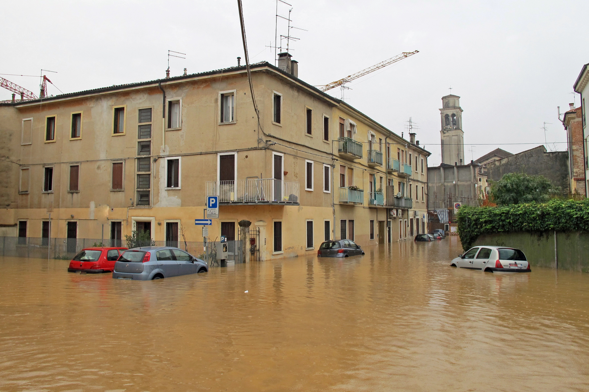 auto nelle strade e sulle vie sommerse dal fango dell'alluvione causata dallo straripamento del fiume crisi climatica cambiamento climatico alluvione allagamento meteo pioggia