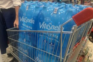 Acqua minerale carrello supermercato