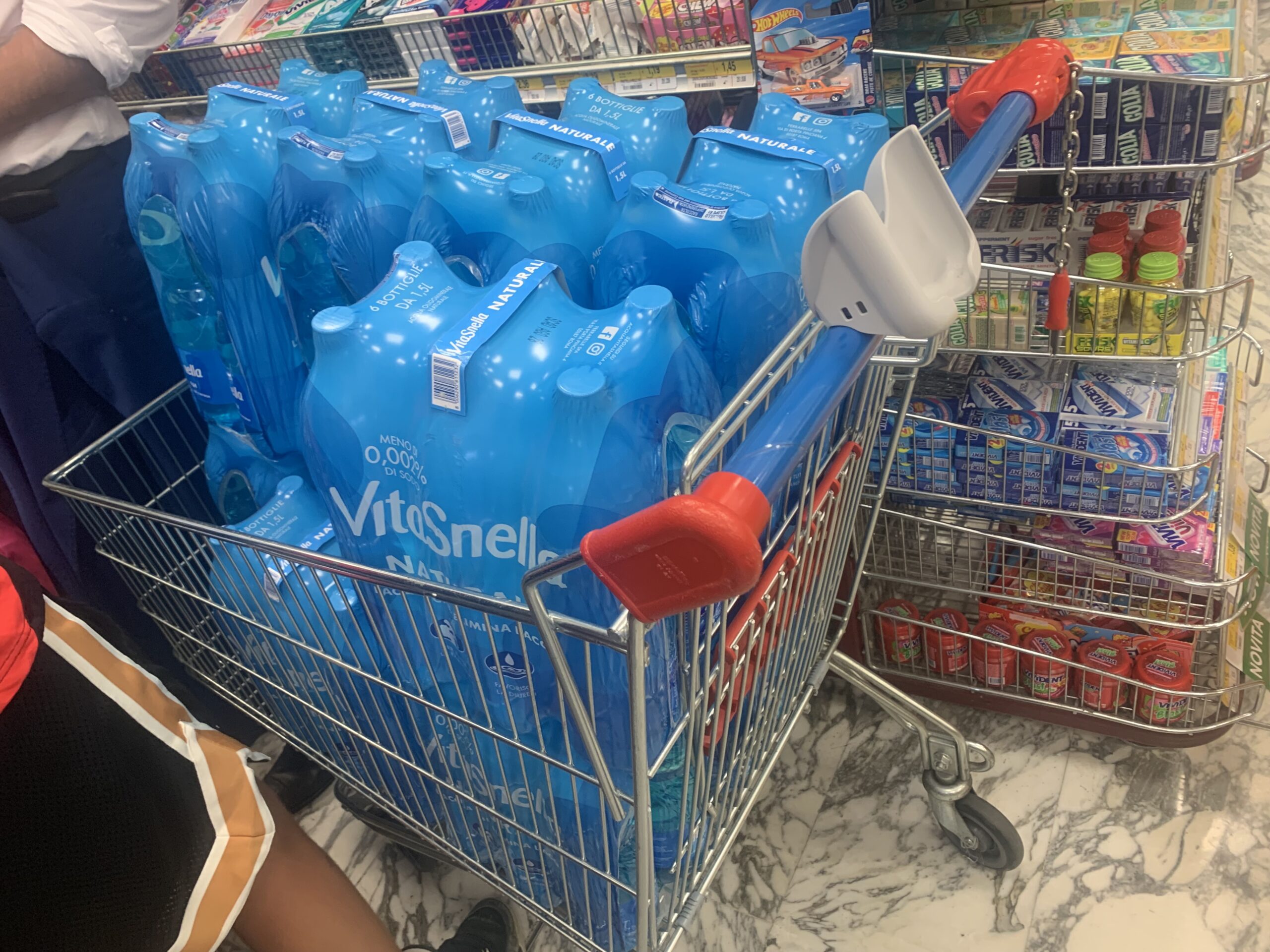 Acqua minerale carrello supermercato