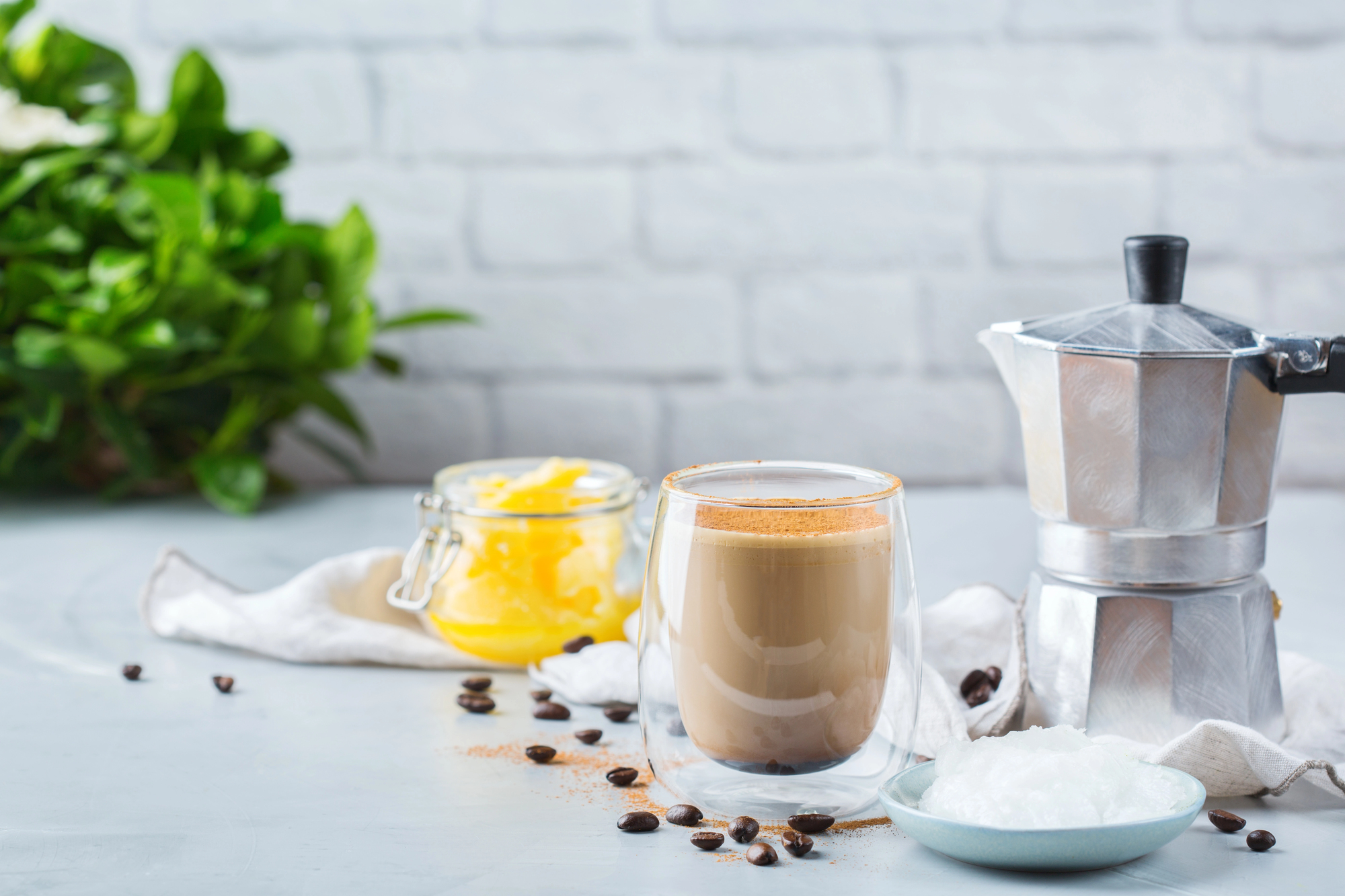 Bulletproof coffee: caffè, burro chiarificato, olio di cocco; concept: dieta chetogenica