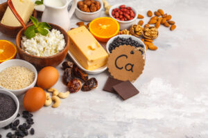 Alimenti fonte di calcio: latte e latticini, frutta secca ed essiccata, semi, uova, cioccolato...