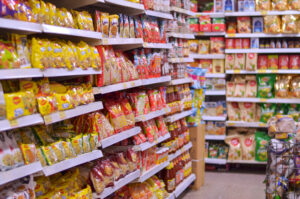 Prodotti sugli scaffali di un supermercato in India
