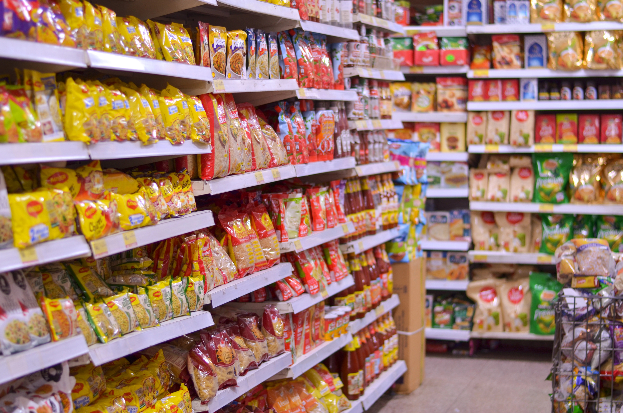 Prodotti sugli scaffali di un supermercato in India