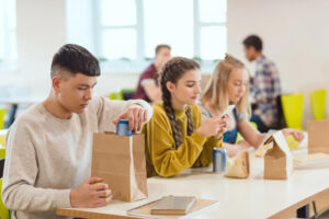 ragazzi adolescenti mensa piatti pronti nutrizione salute Depositphotos_190793268_L