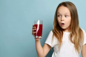 bambina bambini coloranti avviso attenzione iperattivita bevande bibite