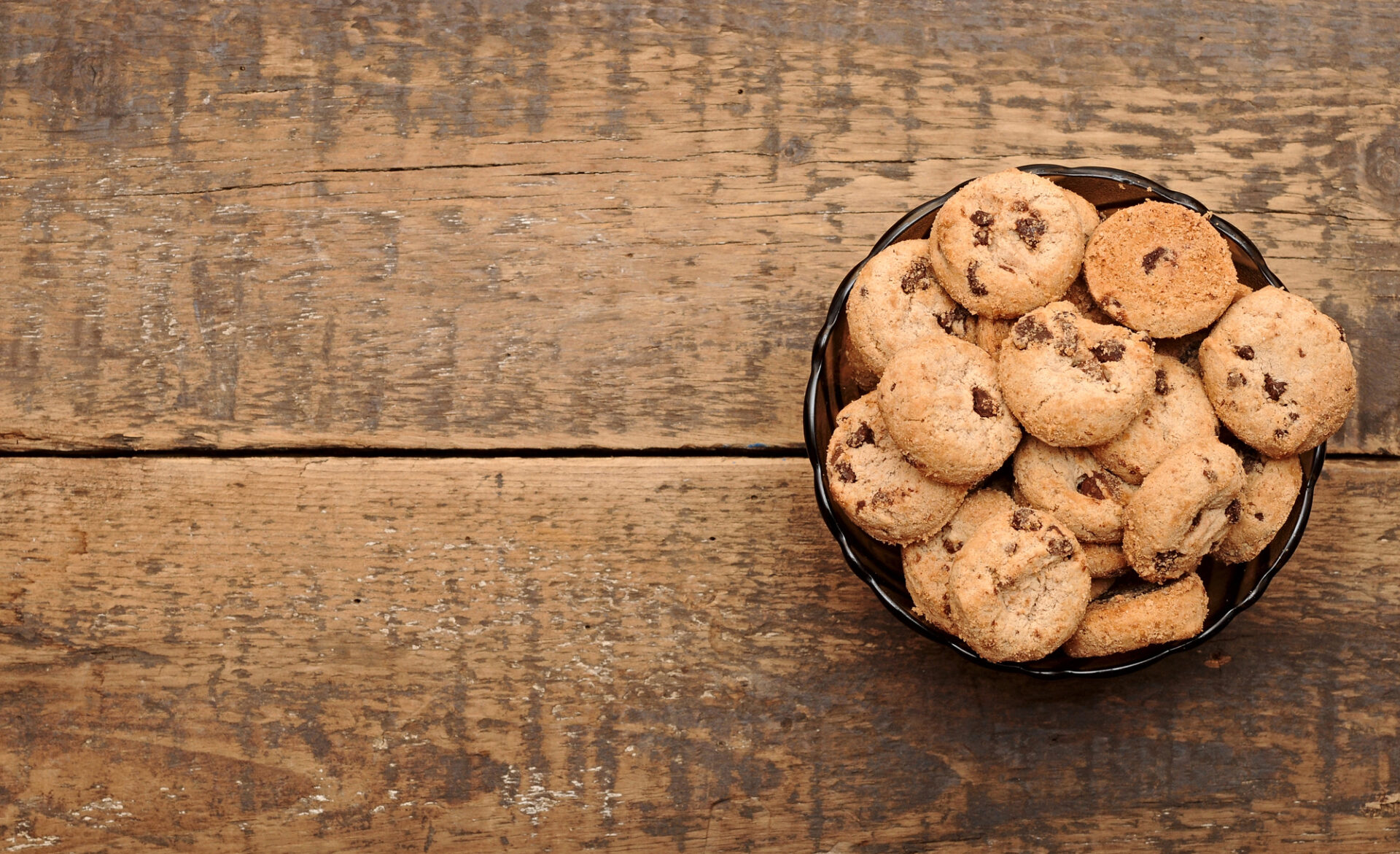 biscotti con gocce di cioccolato dolci zucchero carboidrati chocolate-chip-cookies-in-a-Depositphotos_10494399_L