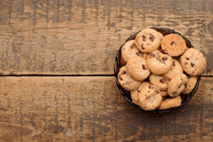 biscotti con gocce di cioccolato dolci zucchero carboidrati chocolate-chip-cookies-in-a-Depositphotos_10494399_L