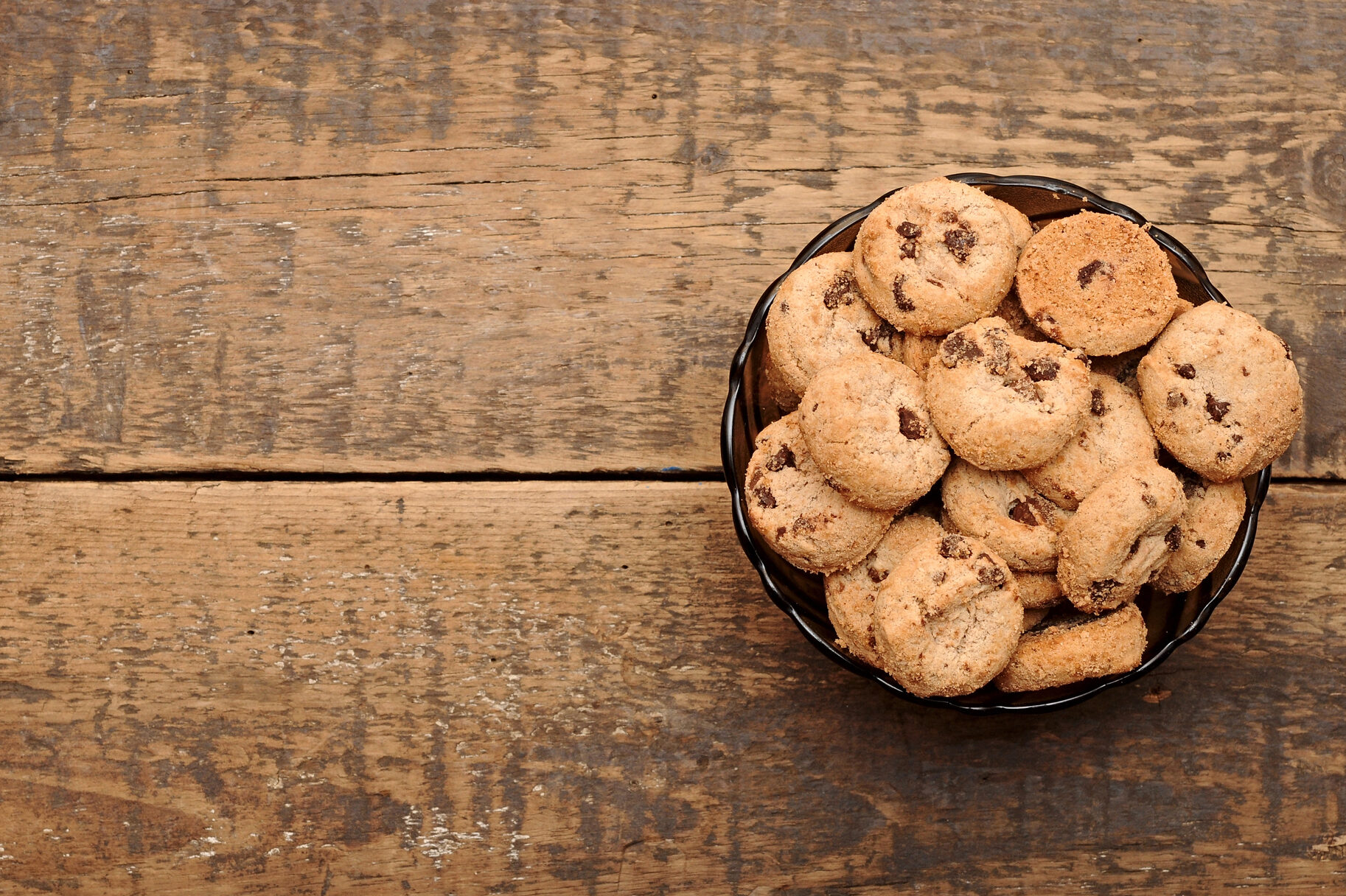 biscotti con gocce di cioccolato dolci zucchero carboidrati chocolate-chip-cookies-in-a-Depositphotos_10494399_L