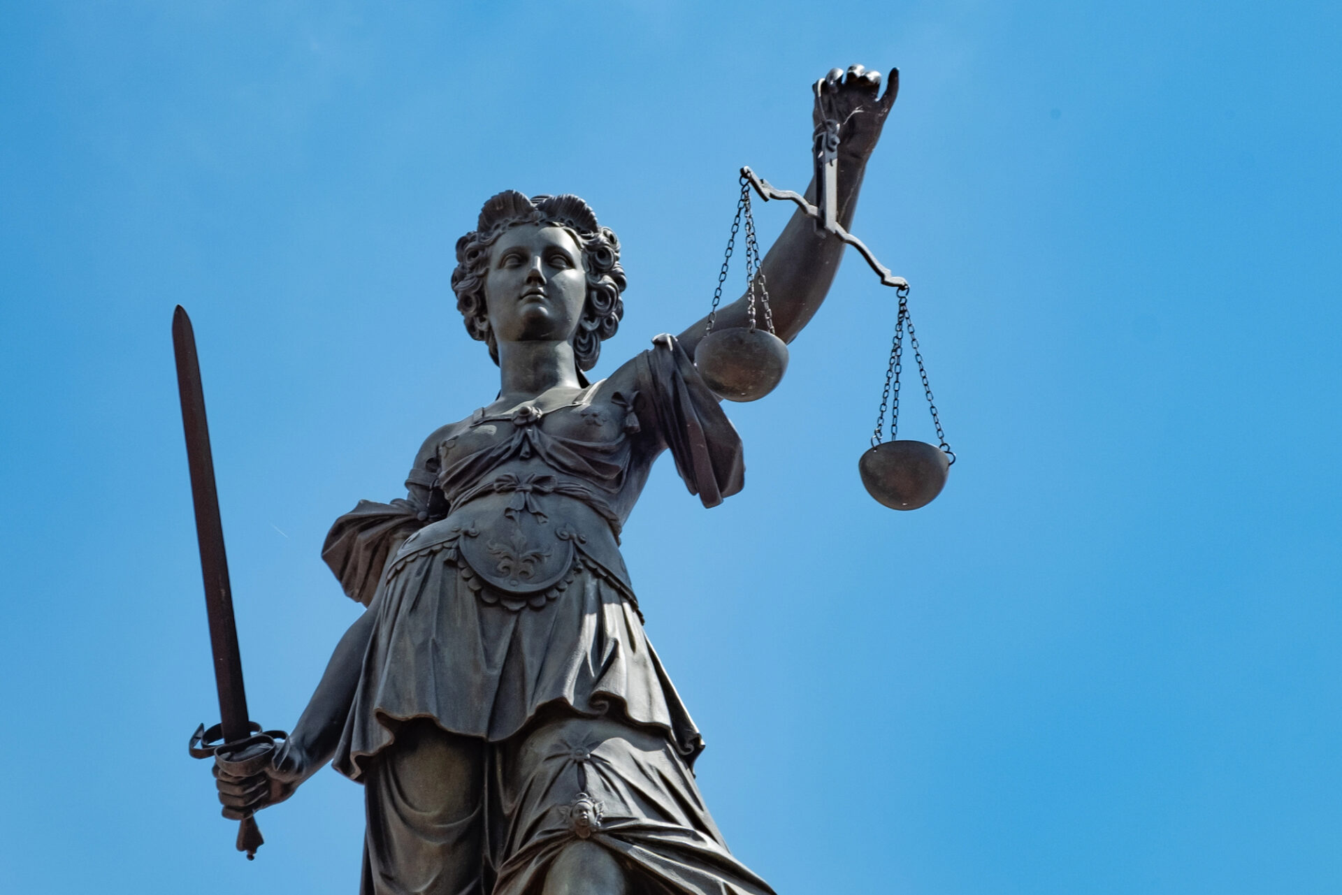 Statua della giustizia; concept: tribunale, spese legali