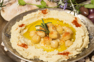 Hummus con olio d'oliva; concept: extravergine