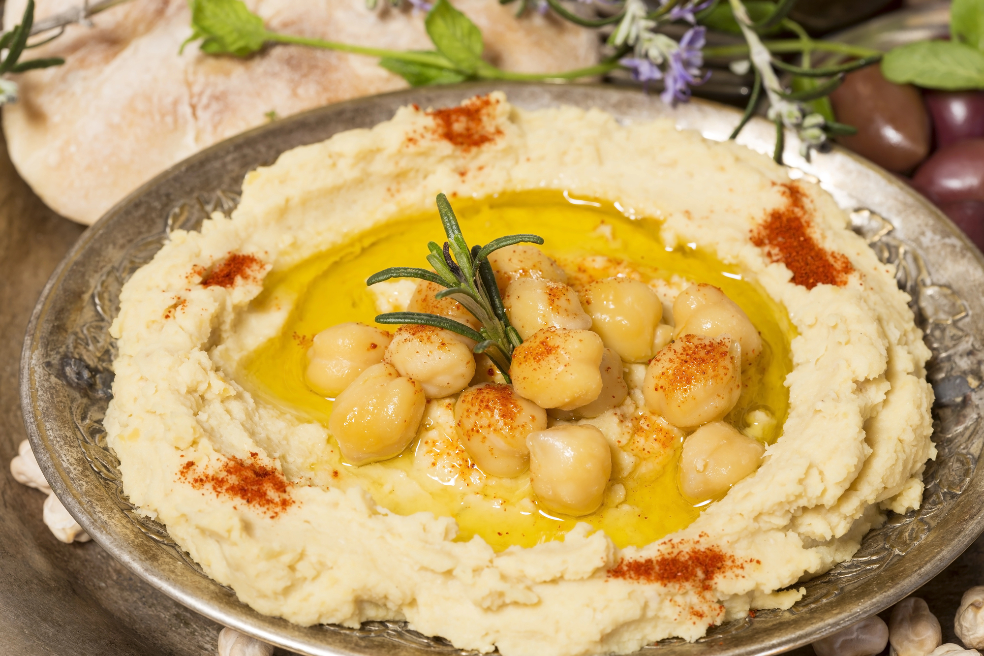 Hummus con olio d'oliva; concept: extravergine