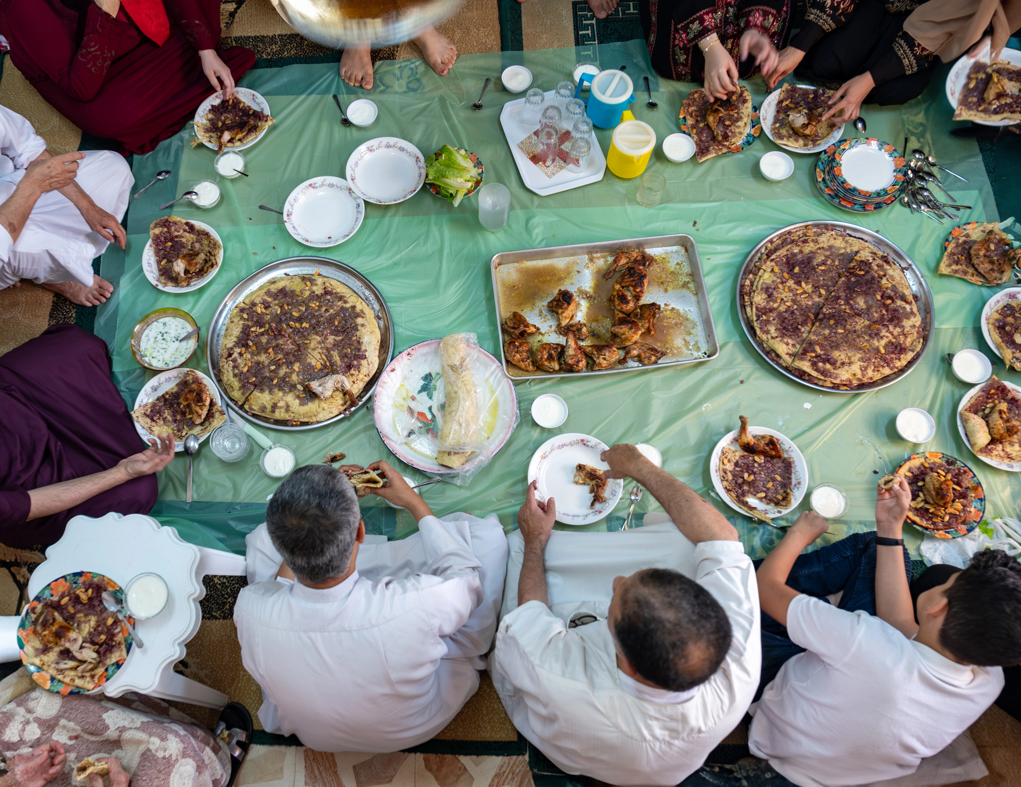 Una famiglia riunita a mangiare musakhan in Palestina