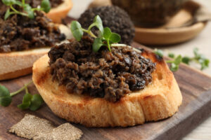 Crostino con salsa tartufata; concept: tartufo nero, botulino