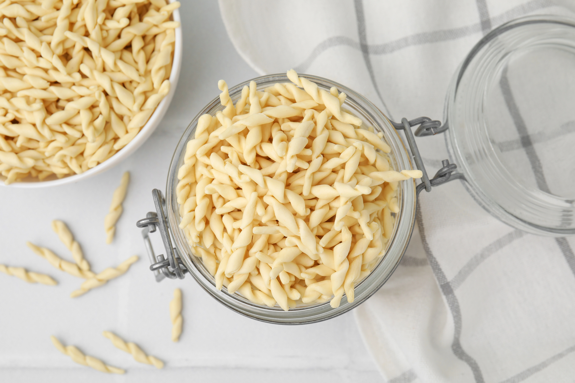 Due vasetti di pasta fresca tipo trofie